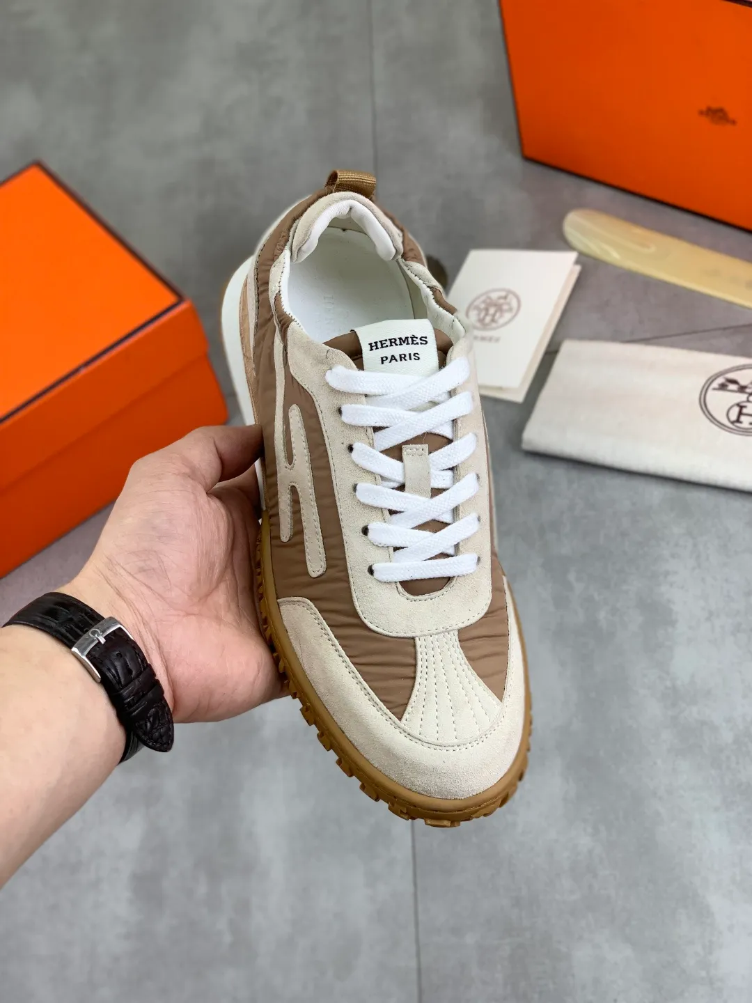 Men's men's shoes 💰P600 New model Top version Original order Hermes Hermès men's Drift Sneaker Summer new casual sports shoes Original purchase, development, production H family men's classic series, technological breathable fabrics with cowhide, casual sports shoes, casual shoes, sports dad shoes combine high-tech breathable materials and cowhide, H family exclusive button decoration on the side. The outsole is full of H italic design and bright colors to show vitality and continue the brand design inspiration. Stroll around the city lightly and feel free and comfortable. Delivered in exquisite packaging 🛍📦 ▪️Fabric: original customized breathable material + first-layer cowhide ▪️Inner: cowhide feet ▪️Outsole: molded and evacuated PU+TPU material ▪️Size: 35-45 Multiple colors available Premium packaging